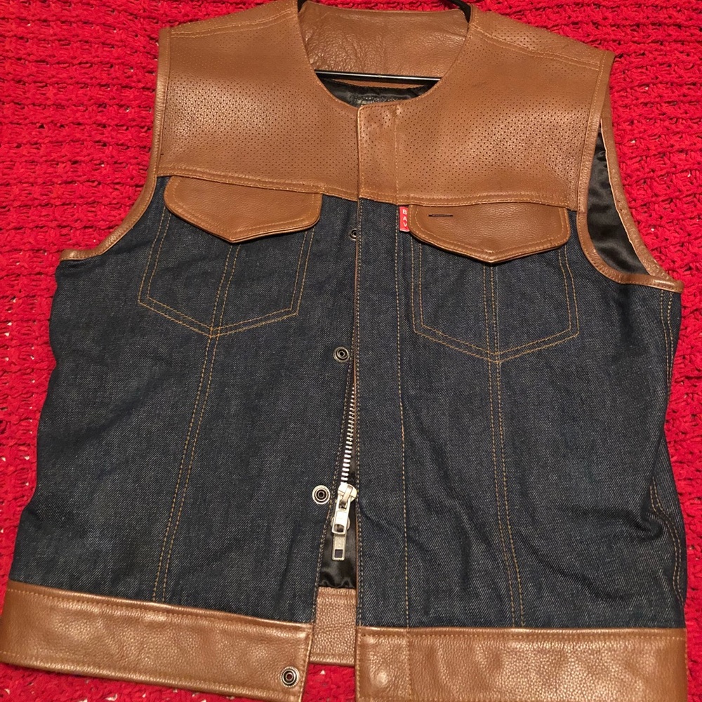 Men’s leather riding vest- perfect gift!🎁